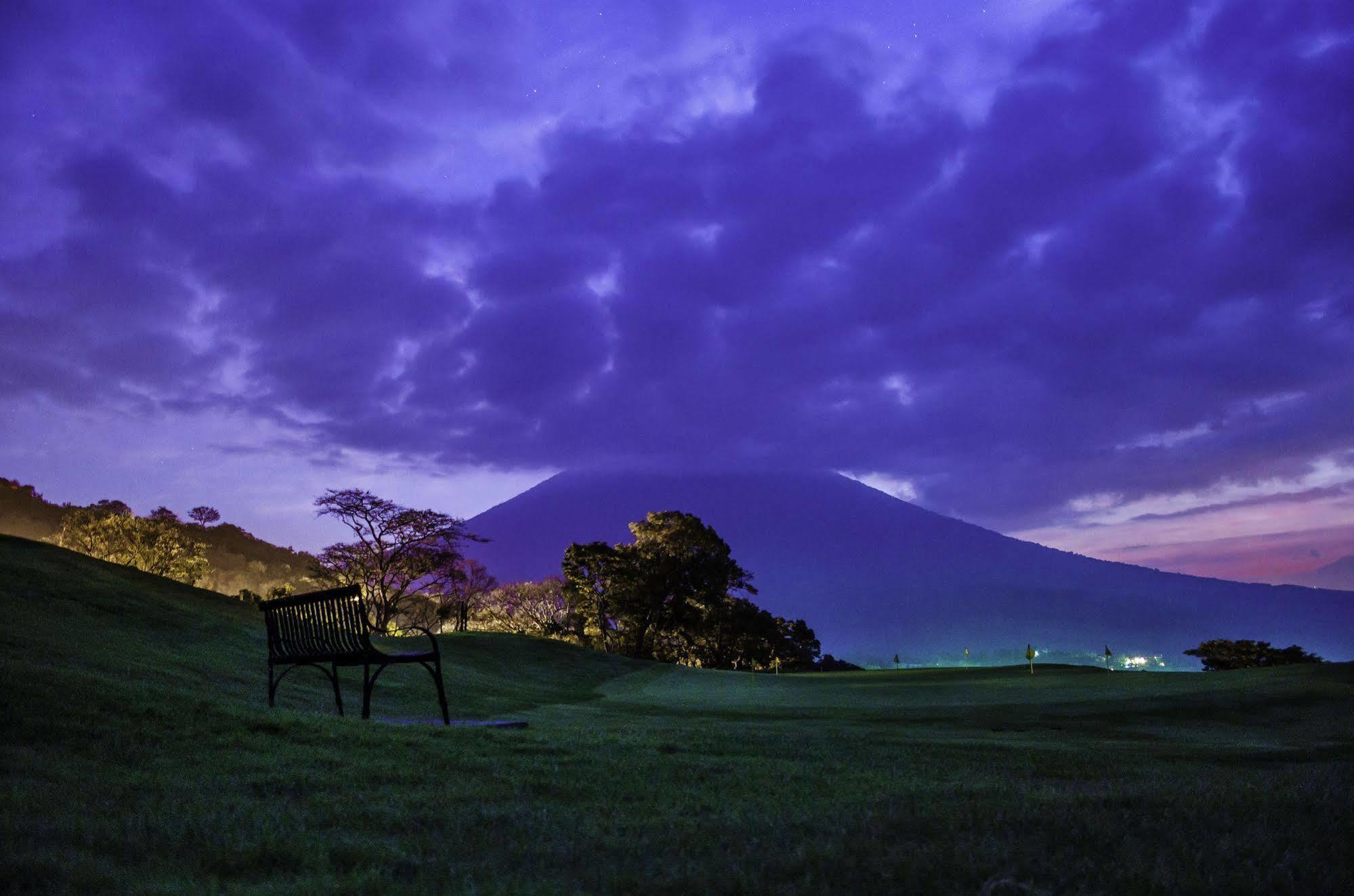 Hotel La Reunion Golf Resort And Residences Antigua Exterior photo